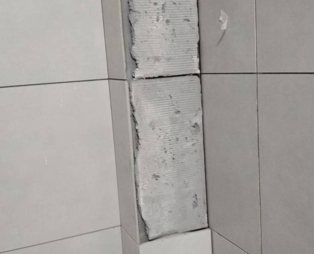 延安市瓷砖空鼓维修公司分享下瓷砖施工前基层浇水润湿程度不足，可能导致以下问题